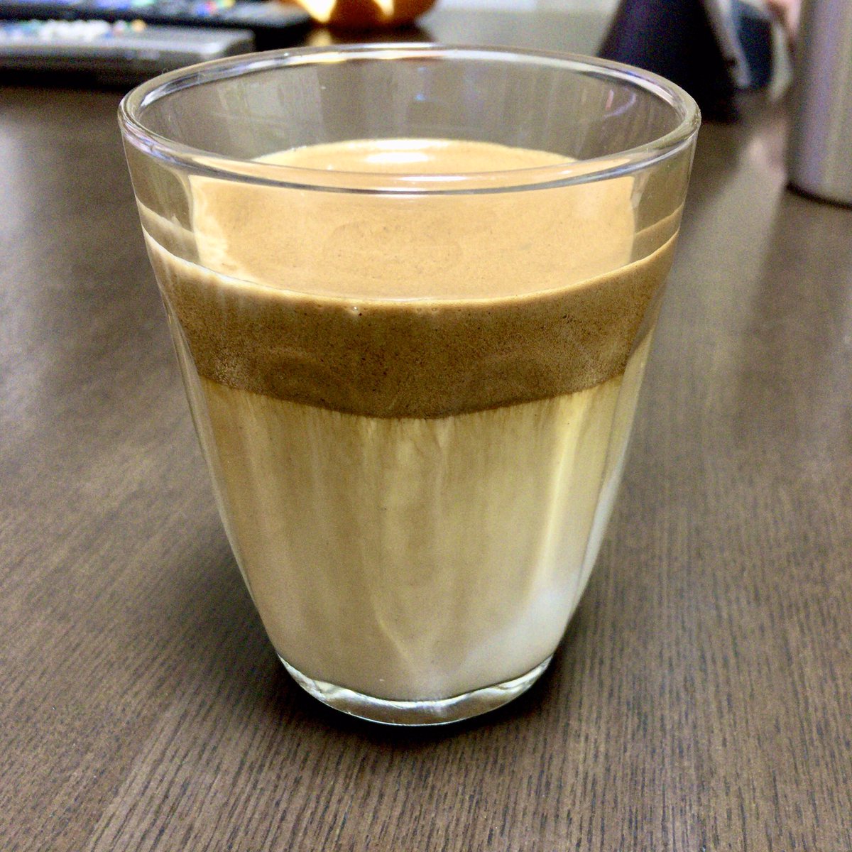 Ayucow 妻が 牛乳に激甘コーヒー泡を載せた これから流行るらしい 飲み物作ってくれた カプチーノの逆 泡立て足りず 牛乳にコーヒー溶け出してる ダルゴナコーヒー