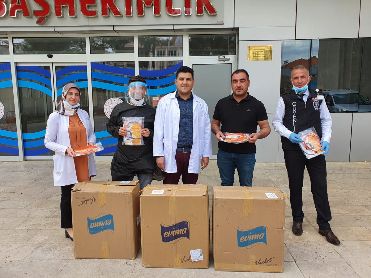 GÖLBAŞI DEVLET HASTANESİ’NE SİPERLİK MASKE BAĞIŞI
   Covid-19 virüs salgını ile mücadele kapsamında Gölbaşında faaliyet gösteren  Genç İnşaat Firması tarafından  Gölbaşı Devlet Hastanesine siperlik maske hibesi yapıldı.