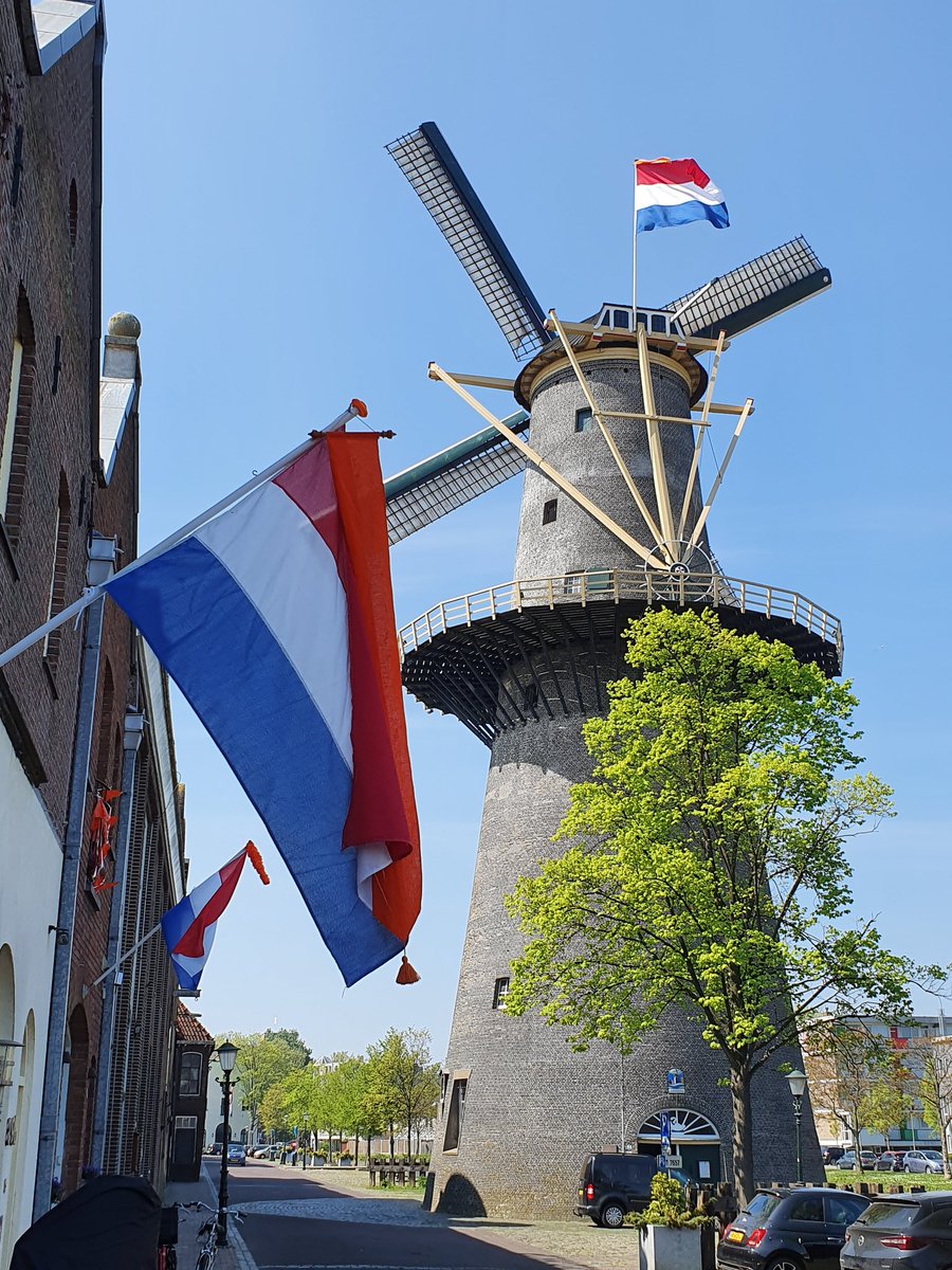 Ook voor de Schiedamse molens een aangepaste versie van Koningsdag. Geen complete pavoisering maar alleen vlag en wimpel op de kap. Voor mij ook een "gewone" werkdag op <a href="/molendevrijheid/">molen De Vrijheid Schiedam</a> 🧡❤🤍💙☀️👍🏻 #koningsdag #molens #Schiedam