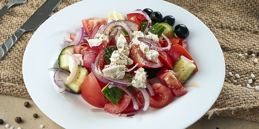 ACampolor's tweet photo. La ensalada griega, contiene tomate, pepino, cebolla, aceitunas negras y queso feta. Es un plato de la dieta mediterránea saludable y muy fácil de preparar.

👉Receta: https://t.co/h7xJLKAYuC

Esperamos que os guste mucho la receta y que la disfrutéis. ❤️
⠀
#mesdeabril #receta https://t.co/shhR8FQHk5