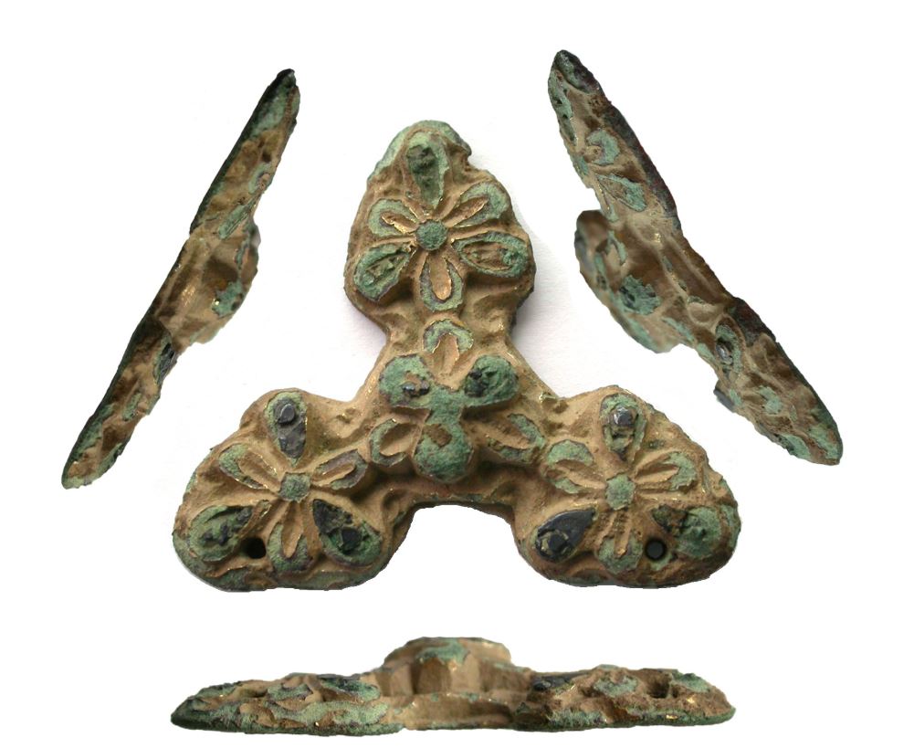 EMidsVikings's tweet photo. This week's theme is Carolingian connections! This is a copper alloy trefoil mount with niello (usually a mixture of sulphur, copper, silver, and lead) inlay found in Barrow-upon-Soar, Leicestershire. Find out more here: https://t.co/HqyPt1gDS9 #EMidsVikings https://t.co/aZAJtwWs3b