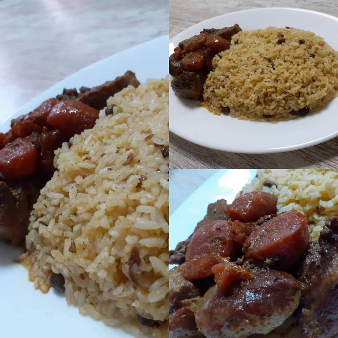 SevillaBreak's tweet photo. #FelizLunes para iniciar esta semana llena de sabor, disfruta de este rico plato 👇

#Moro de #Guandules con #Coco 🥥

....y puedes combinarlo con una de tus carnes preferidas 😋👇

#Pollo en #salsa
#Lomo de cerdo #ripiado
#Lomo de cerdo en #salsa

@Sevillabreak #AhoraEnTuCasa 😋 https://t.co/AZV5wocGLE