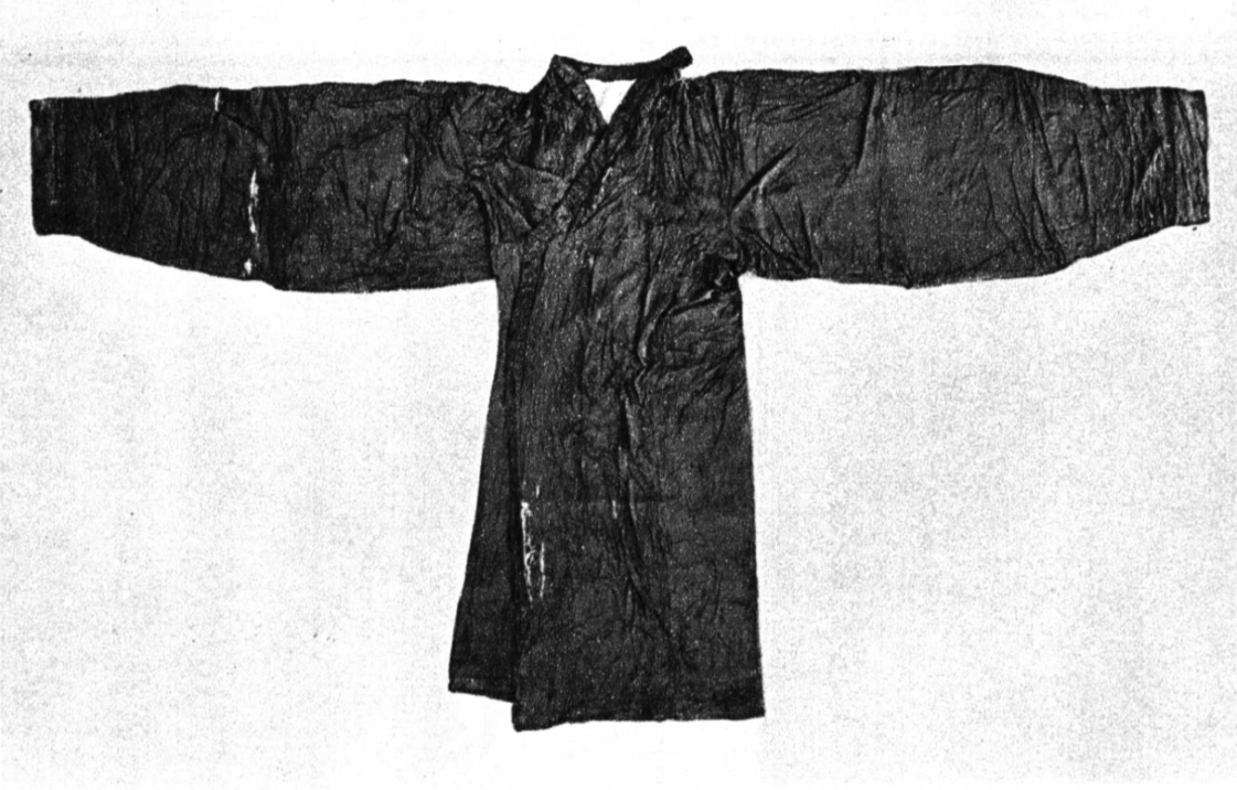 HanfuW's tweet photo. #hanfu #汉服 Clothes evacuated from Mashan No. 1 Chu tomb are classified into 3 types: N1, N10 and N15. N1, whose body length is relatively short is considered to be underclothes by researchers and N10 and N15 are considered to be outer clothing. pic1~3:N1,N10,N15 pic4:statistics https://t.co/Qoa0gqCB6i