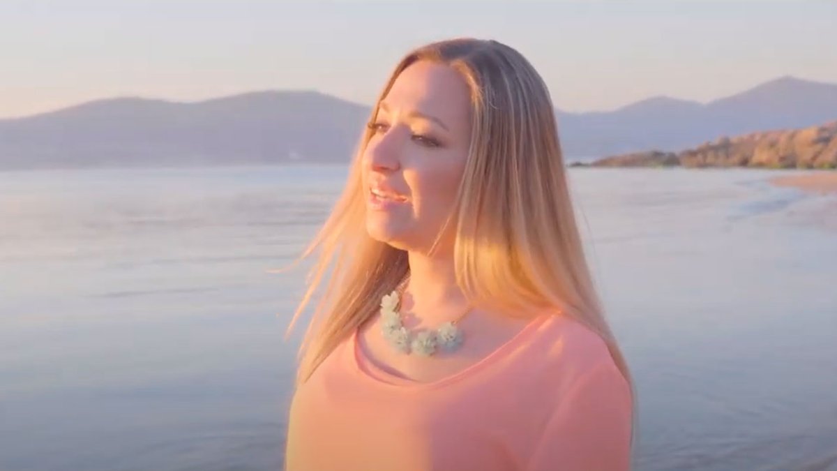 activavida's tweet photo. ➭
La cantautora Española Anna Cano presenta su sencillo "Hacedor de Maravillas" junto a Marcos Martins. El tema se estrena junto a su ... 🖱 ver mas en ➟ https://t.co/UmslMmLDnd
 #Activavida https://t.co/50RChbv8W7