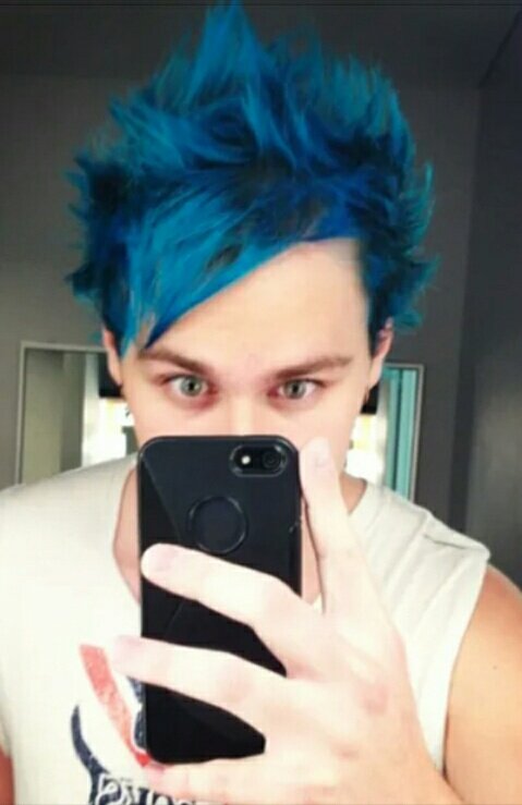 michael clifford& #39;s hair as crystals. no, not  @crystalleigh , i literally mean as crystals.