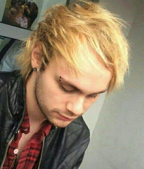 michael clifford& #39;s hair as crystals. no, not  @crystalleigh , i literally mean as crystals.
