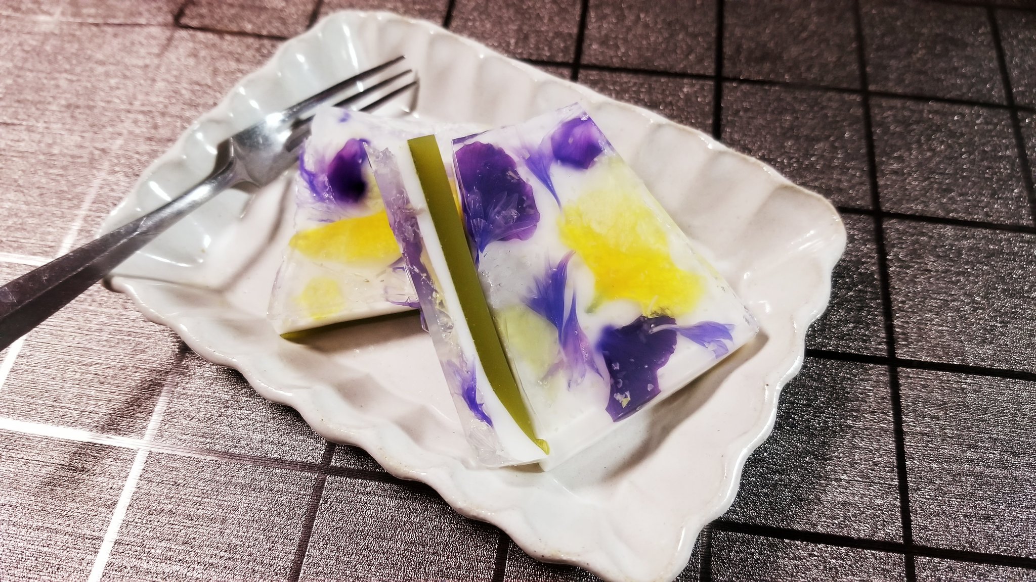 江藤マロッテ エディブルフラワーを購入したので寒天で閉じ込めてみました バットに薄く作ったから分かりにくいですが花 柚子皮 牛乳 抹茶の３層 まだお花はあるので今度は砂糖漬けとか作ってみようかな T Co Dlkjpzham3 Twitter