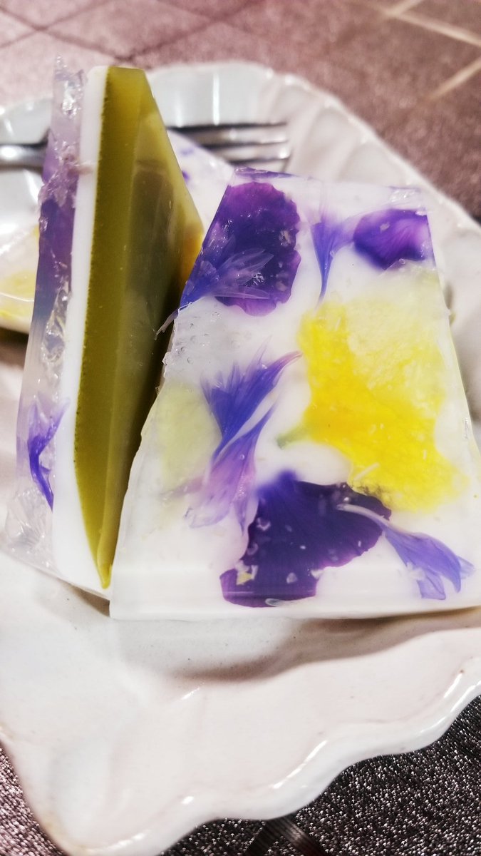 江藤マロッテ エディブルフラワーを購入したので寒天で閉じ込めてみました バットに薄く作ったから分かりにくいですが花 柚子皮 牛乳 抹茶の３層 まだお花はあるので今度は砂糖漬けとか作ってみようかな