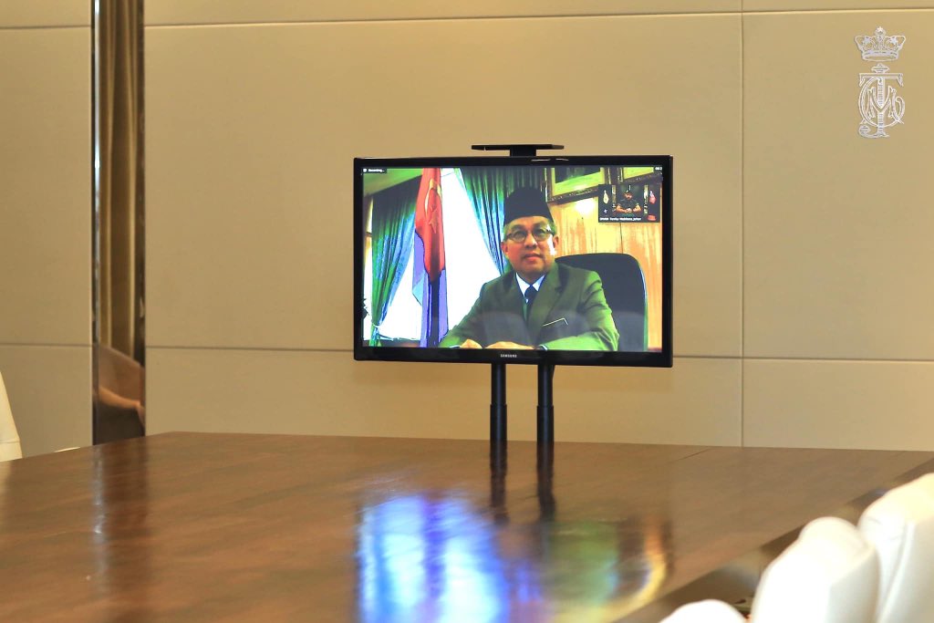 HRHJohorII's tweet photo. DYAM Mejar Jeneral Tunku Ismail Ibni Sultan Ibrahim, Tunku Mahkota Johor bermesyuarat dengan YB Datuk Seri Dr. Adham Baba, Menteri Kesihatan Malaysia berkaitan situasi pandemik Covid-19 di Malaysia dan negeri Johor. (1/2) https://t.co/VSKEMdPo16