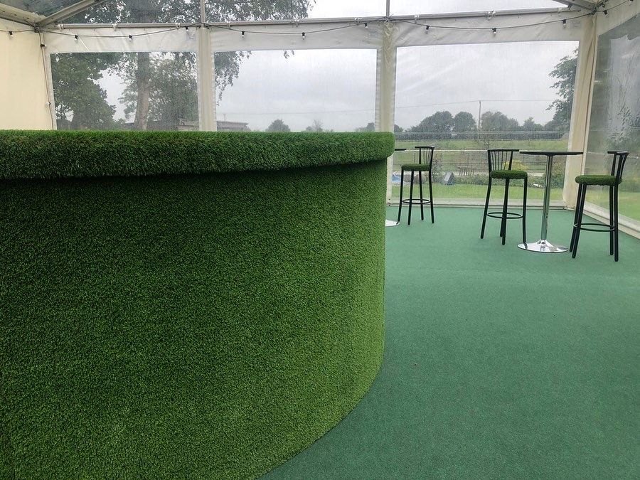 furniture4event's tweet image. Let’s start the week with a photo of the Grass Bar! 💚 A great choice for spring/summer parties. Don’t forget to add our grass bar stools which have been made by our workshop and of course the bar! We are so lucky to have such a talented team who can create everything we ask for!