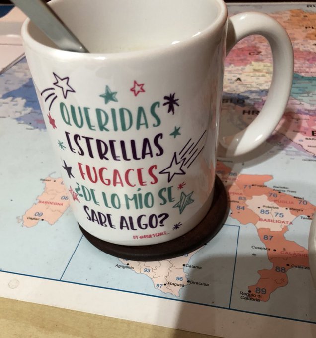 AromaCafes's tweet photo. Nos ha encantado este #CaféEnCasa de @EmeDemont con taza de @3en1burro. Tal y como están las cosas (#YoMeQuedoEnCasa), sospechamos que si saben algo, te lo dirán por Whatsapp 😅☕#Coffeelovers, con qué taza os gusta acompañar vuestro #café? https://t.co/YIkUne1cdO