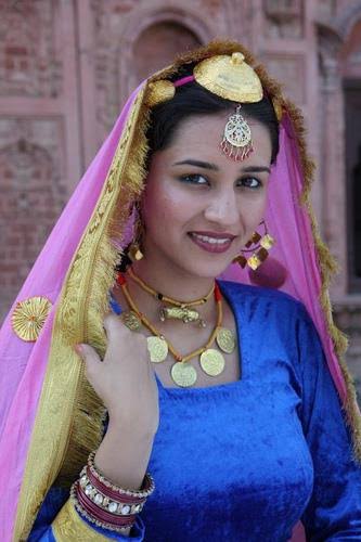 Ornament of a punjabi women, saggi phull, literally "shagun ka phull" or flower of auspiciousness in prakrit and MIA, is the traditional marital headdress of punjab, even the queens of punjab sported it during the sikh rule. It may come with mangtikka attached