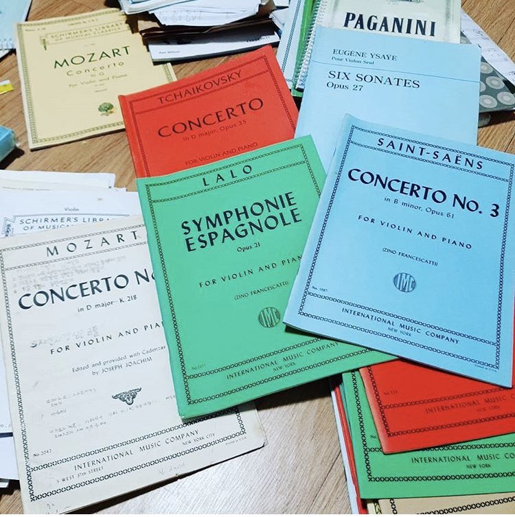 Yechan’s mom organizing his musical scores. She said Yechan spent 11 years without leaving his instrument for a single day. He learnt all these pieces without any conditions. She named 22 pieces +Paganini 24 caprices + Bach’s 6 sonatas & Partitas AND YSATE six sonates... #LUCY