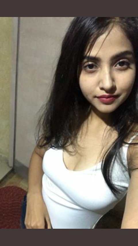 zoya_375's tweet photo. Koi online hai Kia is waqt https://t.co/S7SJpRG9Ks