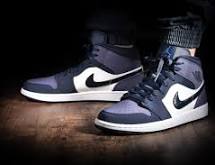 humanpills1's tweet photo. Se oggi le #sneaker sono diventate un bene di lusso, è sicuramente grazie alle #AirJordan. #MichaelJordan conferma di essere una leggenda anche fuori dal campo, e di affermarsi sempre di più nel mondo della moda.
Voi che ne pensate? 
#humanpills #27aprile #TheLastDance #Netflix https://t.co/QD0V4atDzW