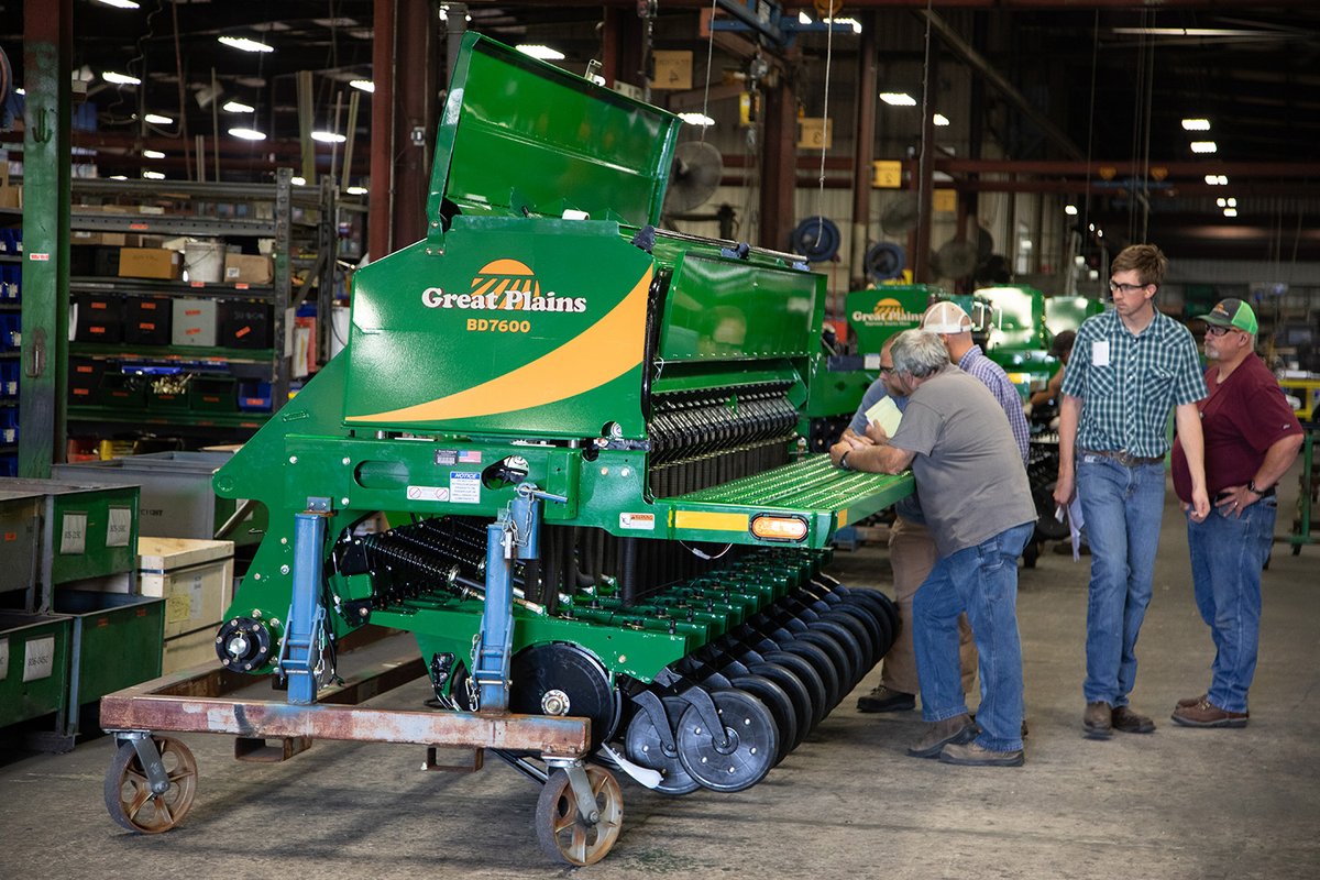GreatPlains_Ag's tweet photo. Follow along this week as we take you behind the scenes from #FactoryToField with the new BD7600 drills. https://t.co/Okj8KfuTUc