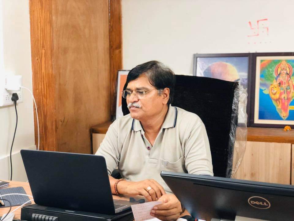 YashRaval317's tweet image. આજે ધારાસભ્ય શ્રી @IJAGDISHPATEL વિધાનસભાના અનૂસુચીત જાતી મોરચો,બક્ષીપંચ મોરચાના હોદ્દેદારો તથા કાર્યકર્તાઓ સાથે  કોરોના મહામારી અંતર્ગત કરેલ કામગીરી સંદર્ભે વાતચીત કરી અને આરોગ્ય સેતુ એપ થી માહિતગાર કર્યા. જેમાં  પશ્ચિમ ના સાંસદ @drkiritpsolankiએ માર્ગદર્શન આપ્યુ. 
#AarogyaSetu