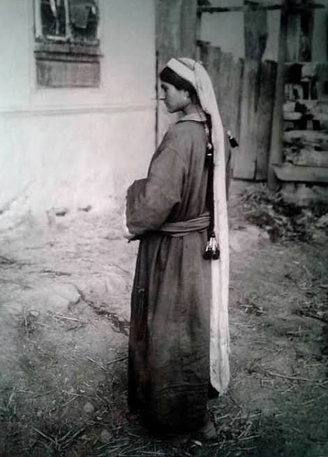Ornament of kashmiri pandit women, dejhoor/athoor or ath. It has similar significance to mangalasutra in kashmiri pandit culture, and as a tradition goes back to pre islamic era which can be seen through multiple scupture where even men sport similar ear chains.