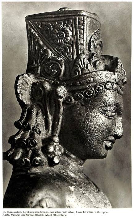 Ornament of kashmiri pandit women, dejhoor/athoor or ath. It has similar significance to mangalasutra in kashmiri pandit culture, and as a tradition goes back to pre islamic era which can be seen through multiple scupture where even men sport similar ear chains.