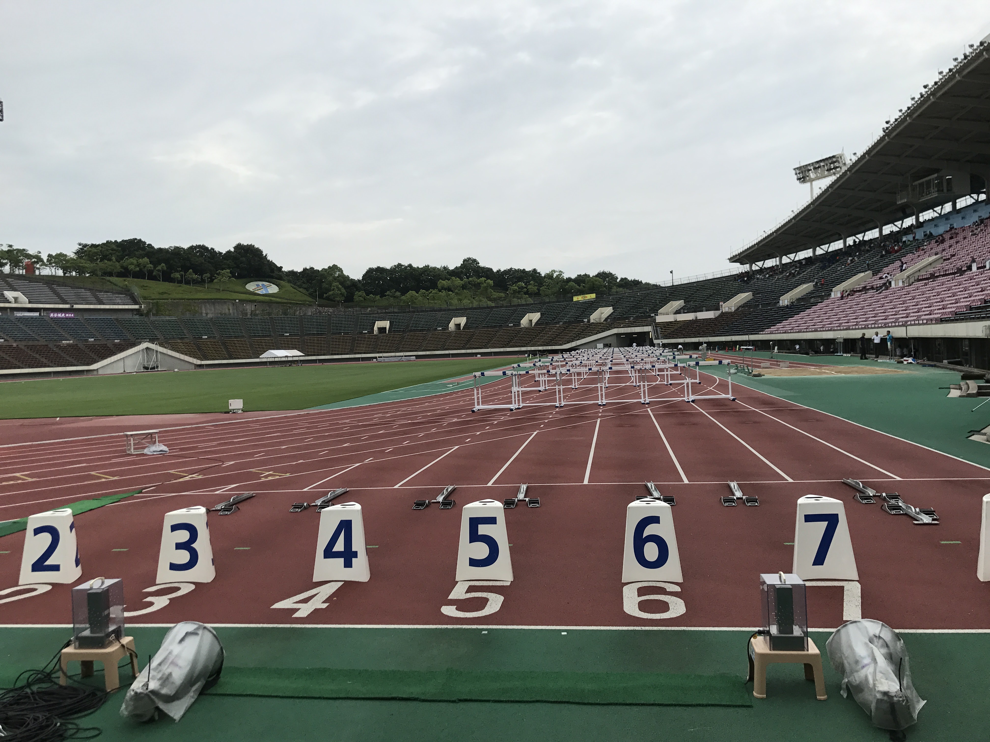 福鍼灸 Tf Conditioning Web会議やオンライン飲み会の背景に使っていただければ 110mh編 縦横比は設定してください バーチャル背景画像 Zoom背景 オンライン飲み会 壁紙 陸上部 陸上競技 陸上競技場 ハードル 110mh T Co Vfjq1ynjwk