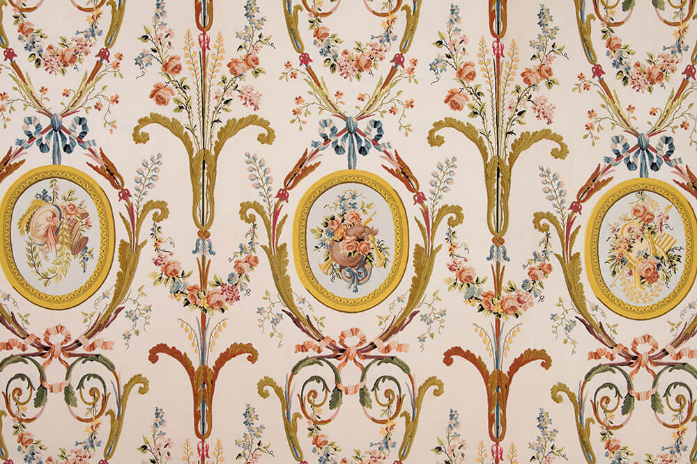 CVersailles's tweet photo. La Présidente du château de Versailles, @catherinepegard ressort des malles du passé un vocabulaire oublié des couleurs qui faisait la part belle aux émotions. Découvrez un Versailles tout en nuances grâce à ce nouvel article des #CarnetsdeVersailles https://t.co/fRkLkAoaWY https://t.co/18qXQ1vQlM