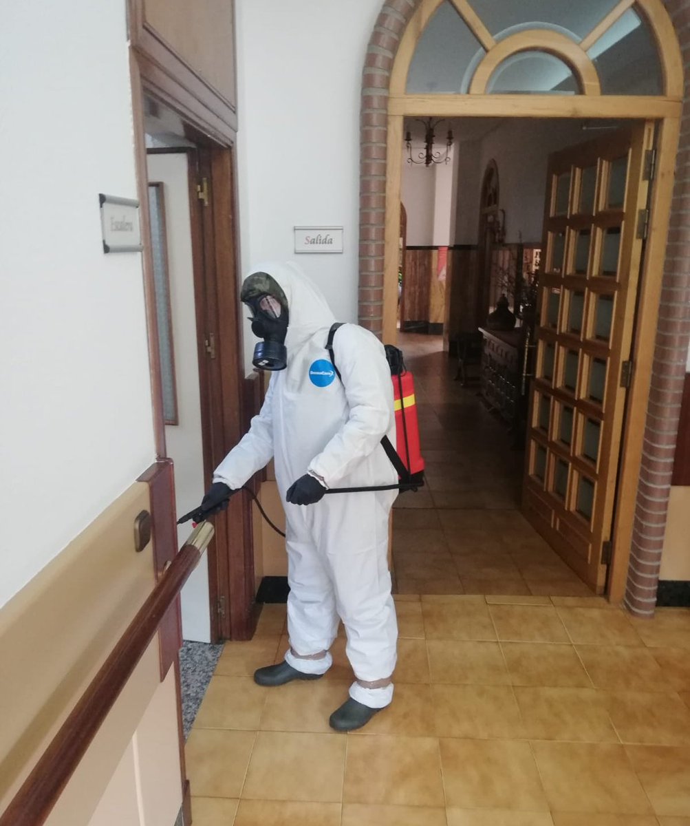 FUTER_ET's tweet photo. El #RALCA 63 del #MACA_ET. La Sc. PLM/63 realiza labores de desinfectación en la Residencia de mayores "Virgen de los Desampararados" (Astorga, León) dentro de los cometidos asignados para la Op. Balmis.#COVID19#OperaciónBalmis.#EsteVirusLoParamosUnidos https://t.co/qmxN9CYaHS
