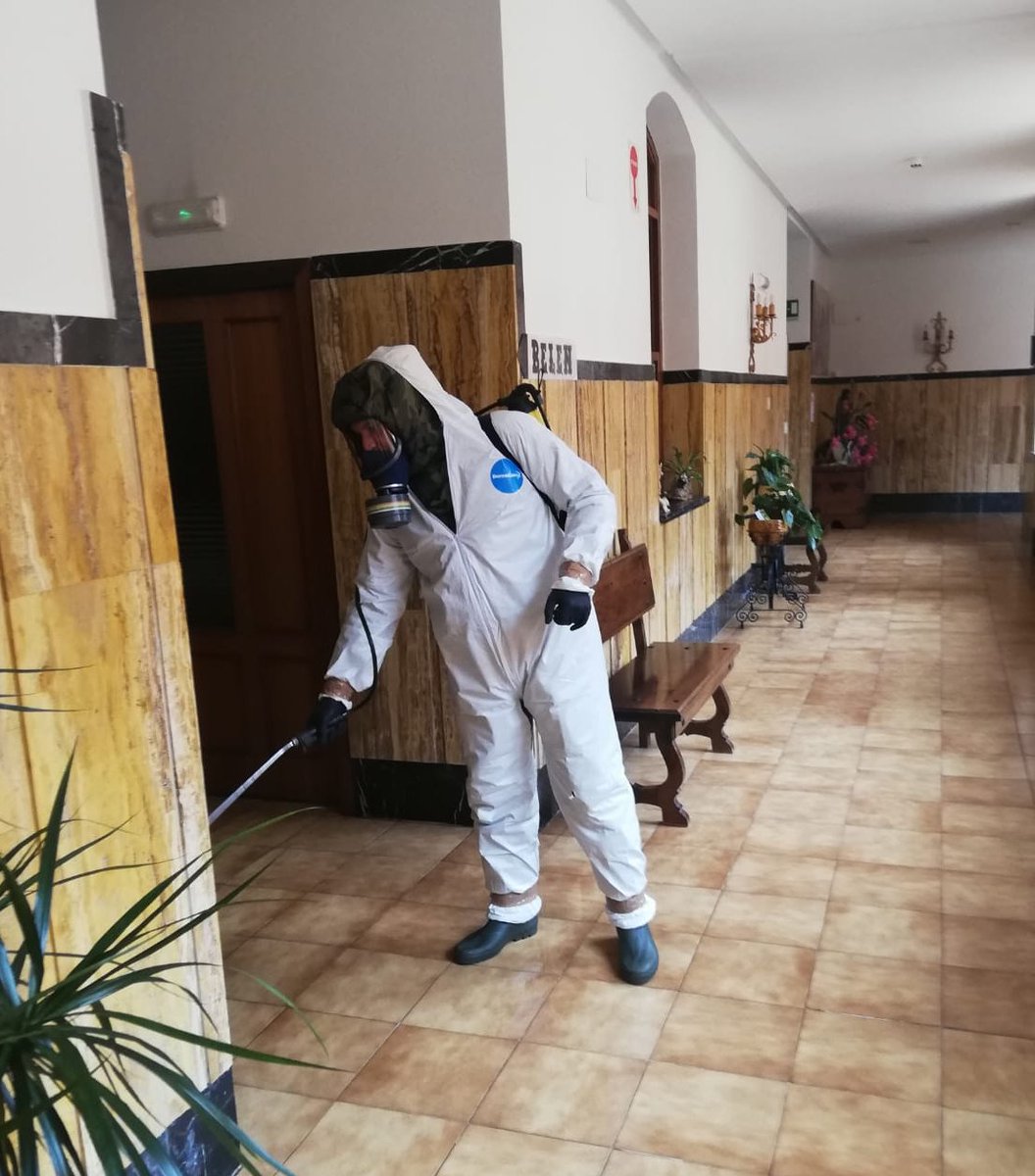 FUTER_ET's tweet photo. El #RALCA 63 del #MACA_ET. La Sc. PLM/63 realiza labores de desinfectación en la Residencia de mayores "Virgen de los Desampararados" (Astorga, León) dentro de los cometidos asignados para la Op. Balmis.#COVID19#OperaciónBalmis.#EsteVirusLoParamosUnidos https://t.co/qmxN9CYaHS