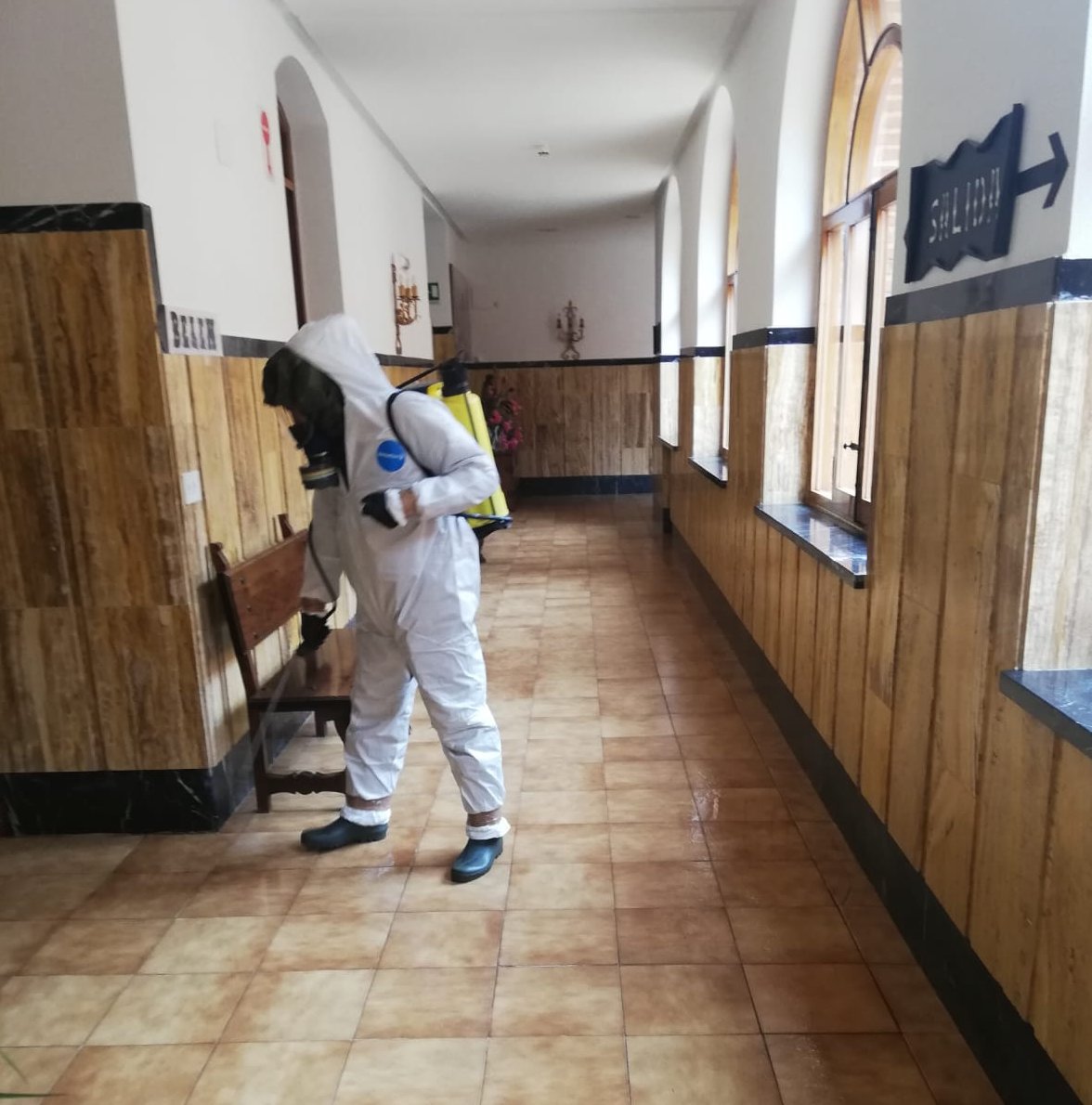 FUTER_ET's tweet photo. El #RALCA 63 del #MACA_ET. La Sc. PLM/63 realiza labores de desinfectación en la Residencia de mayores "Virgen de los Desampararados" (Astorga, León) dentro de los cometidos asignados para la Op. Balmis.#COVID19#OperaciónBalmis.#EsteVirusLoParamosUnidos https://t.co/qmxN9CYaHS