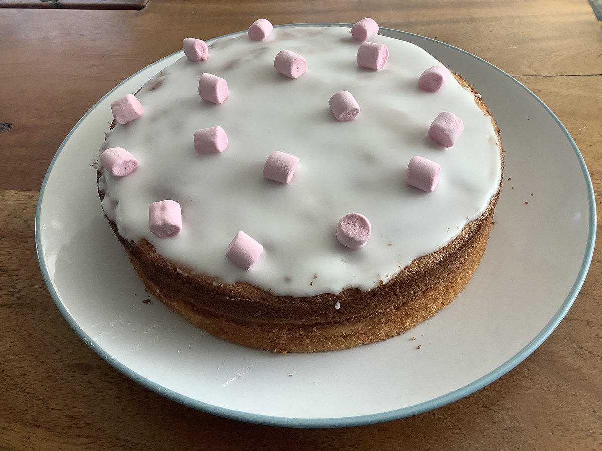 SSHSscience's tweet photo. @Ststephenshs @sshsparents A couple of efforts from Science (well family members 😋). Strawberry flavour sponge and chocolate fudge topped with shortbread https://t.co/lEXFhE1Ta0