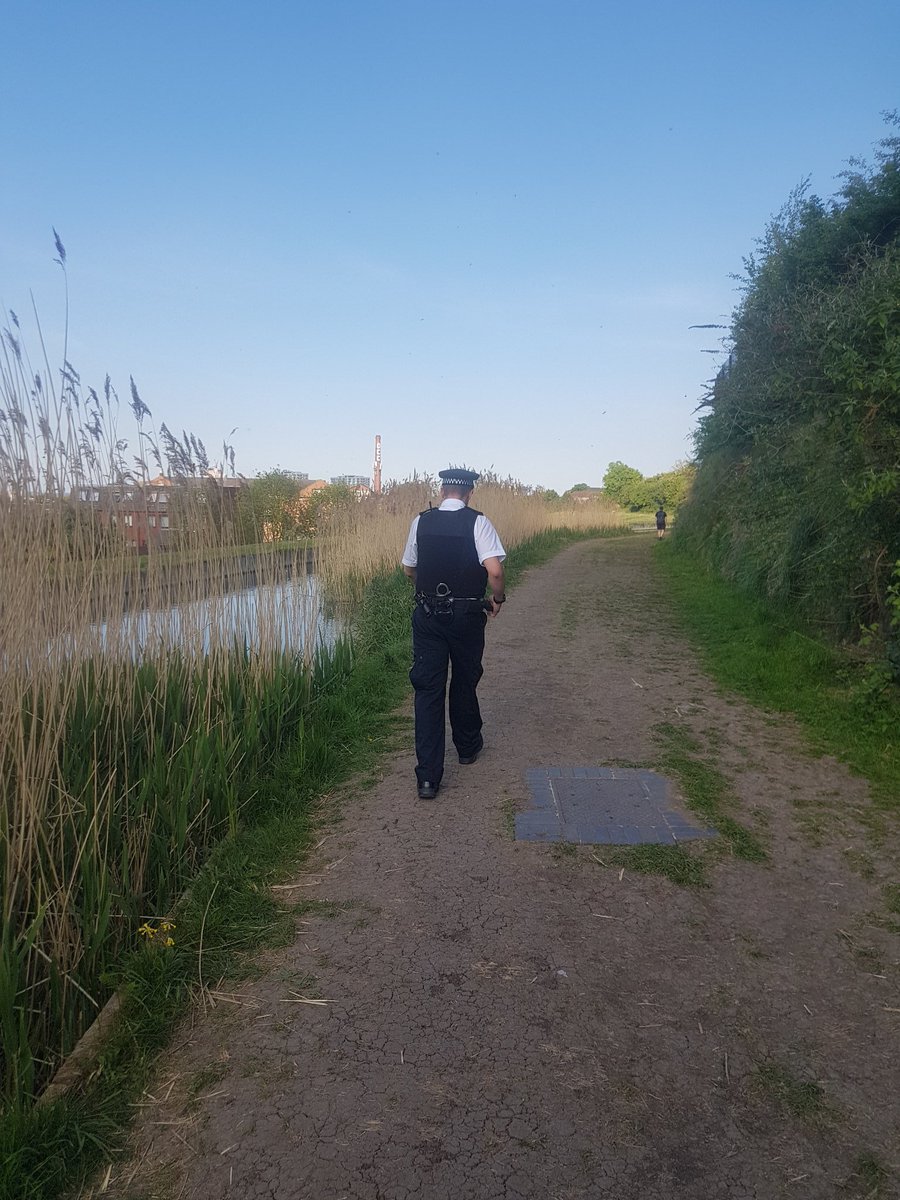 MPSWoodberryDwn's tweet photo. We started yesterday patrolling #Dalston Lane/Sq. We were then out across #WoodberryDown with a focus on #ASB/#Covid19 on #NewRiver, #RowleyGardens #Ashview #Maplewood appts & #WoodberryGrove. Only a small number in breach who were advised. I know it is tough, but pls keep it up. https://t.co/CujbPHOt3c