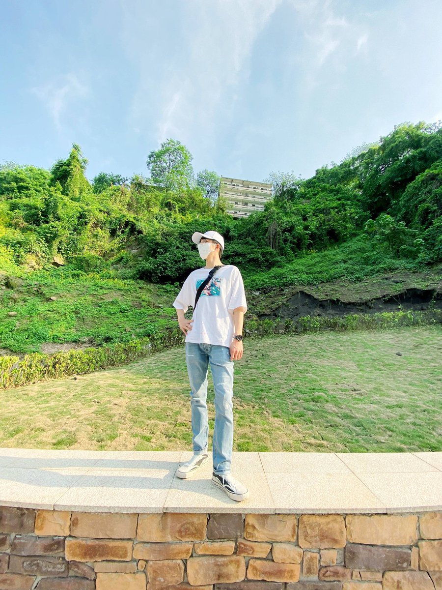 stevenzhangph's tweet photo. 春天？夏天？好天气，希望都有好心情[太阳]#2020好起来# ​​​
spring? summer? Good weather, hope to have a good mood 

©张新成 weibo https://t.co/6OZXOCVfMf