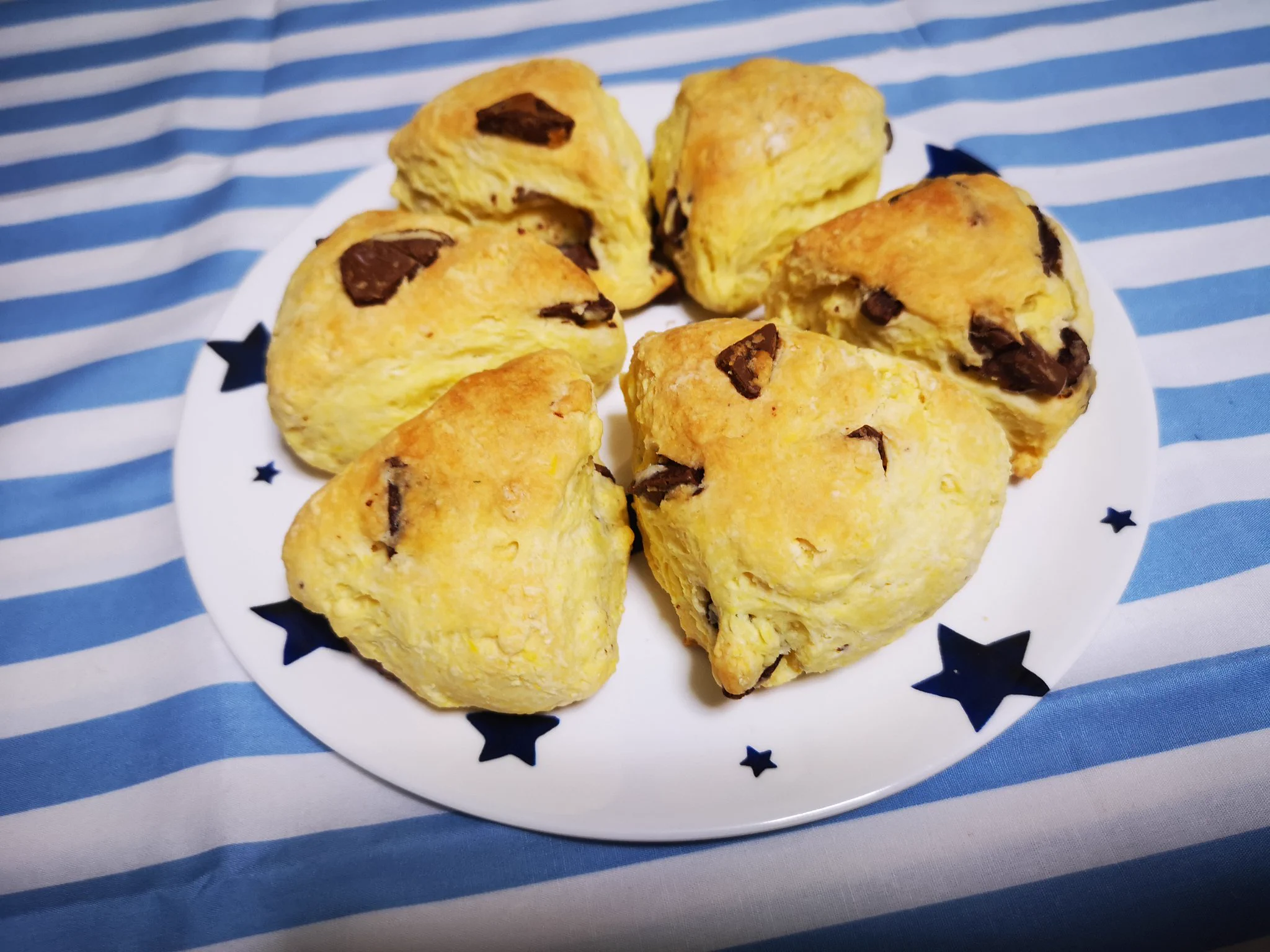 このレシピでスコーン焼いた！
ベーキングパウダーだけ買っても絶対余らすから天ぷら粉で出来るのありがたい〜  