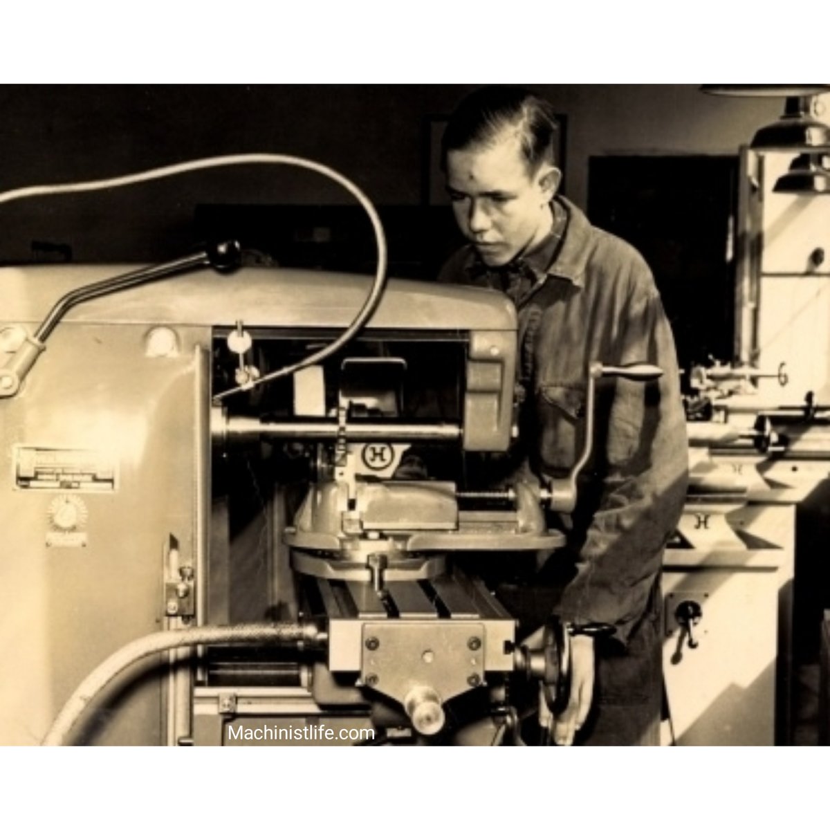 GrungyMachinist's tweet photo. Machinist working on a Vilh. Pedersen horizontal milling machine made in Denmark with what looks like some JF102 Habegger plain-turning Neotor lathes in the background, which are made in Switzerland.
#habegger #habeggerlathe #vilhpedersen #horizontalmill #machinistlife https://t.co/vGmY5HCs4E