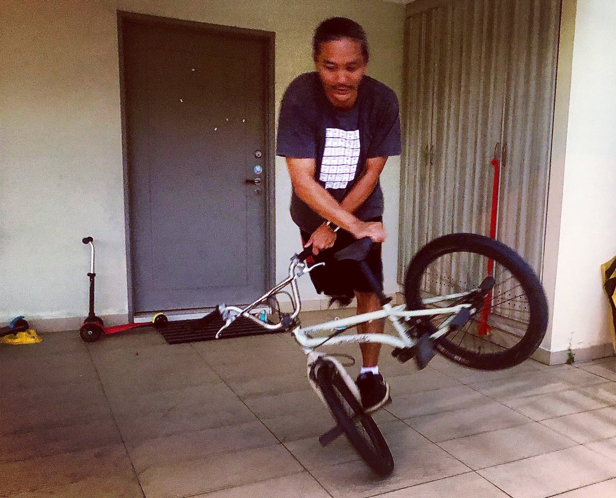 fatbidin's tweet photo. Got the old #BMX off the wall. Took me a while just to get this steamroller going! 😂😂 #Flatland #BMXFlatland #KHE #KHEBikes @KHEbikes #KHEMilitant #JustinMiller #Covid19 #Coronavirus #Covid19Malaysia #MCO #MovementControlOrder #PKP https://t.co/oa9rB3dnoE