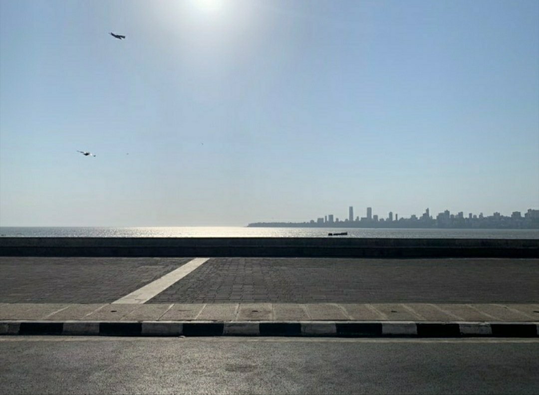 PriyankaMehra12's tweet image. My favourite place in Mumbai looks so beautiful, serene and calm while we are away. # Marinedrive #missingthisview