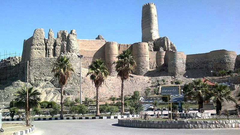 visitkermanland's tweet photo. قلعه #منوجان برای چند قرن است که به روی این شهر و نخلستان های کنارش سایه انداخته است، هرچند که این قلعه از لحاظ تاریخی ارزش بسیاری دارد اما واقع شدن آن روی پته ای مشرف به شهر باعث شده که به عنوان بام منوجان شناخته شود.

اطلاعات بیشتر در :
https://t.co/IR3IbPmDkt https://t.co/PPpnP9LBbb
