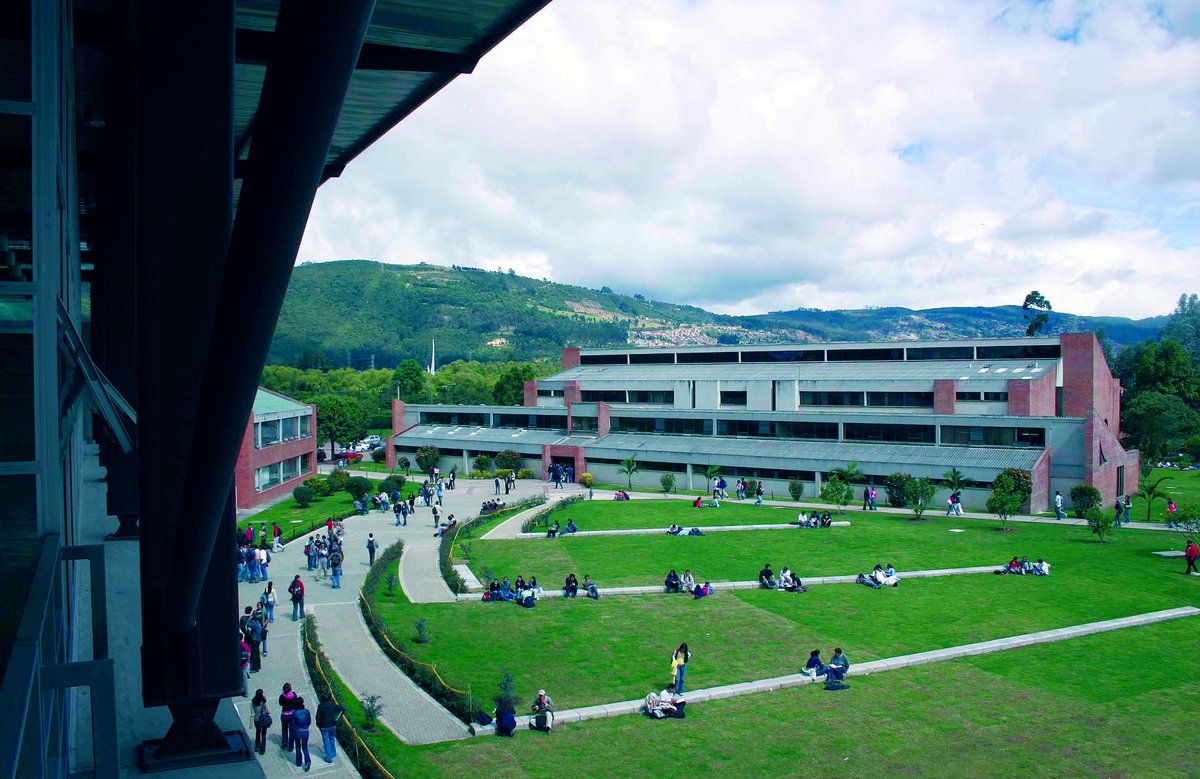 Escuelaing's tweet photo. Cerramos mes con una foto de nuestra Escuela hace un buen par de años. #Tbt ❤️ https://t.co/SQmvw6jBbZ