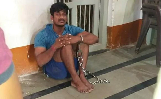 ndtv's tweet image. CRPF commando chained at police station for allegedly not wearing mask ndtv.com/karnataka-news…