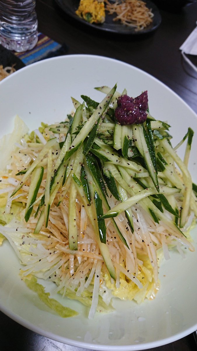 まきまき 今日の夕飯です 我が家の料理長 次女が今日も頑張ってくれました メインはヘルシーに鶏肉と豆腐のハンバーグ サラダだけは私が作りました 大根サラダです さっぱりと梅しそ味で