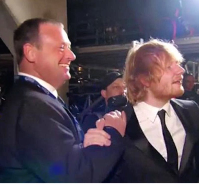 tlc0920's tweet photo. #StayInWithEd challenge - Ed with Kev

#EdSheeran #SecurityKev #ForeverBae https://t.co/o0xiDsnJJ4