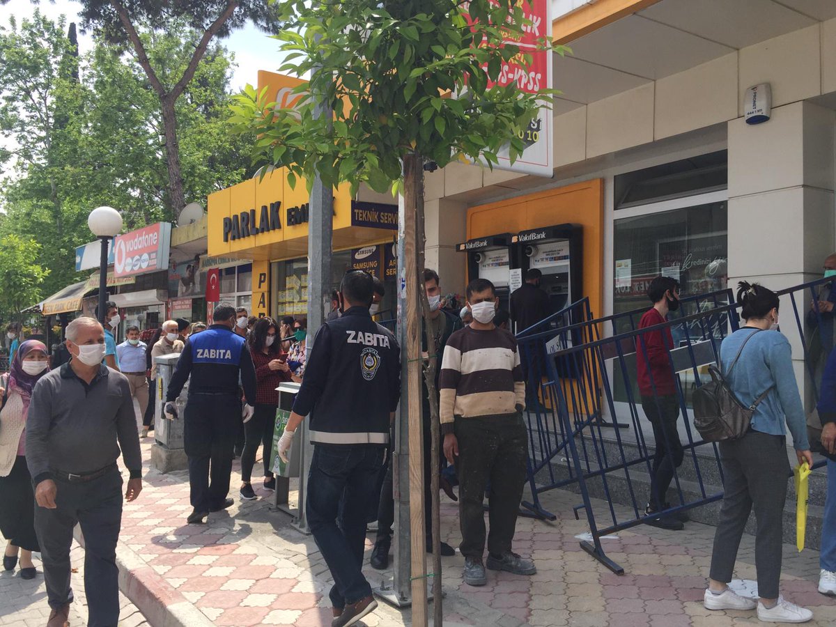 kadirlibel's tweet photo. Sizleri Koronavirüsten korumak için elimizden gelen herşeyi yapıyoruz ancak Görüyoruz ki cadde ve sokaklarda sosyal mesafe kuralları hiçe sayılıyor. Zabıtamız sürekli denetimlerde bulunuyor ancak uyarılara aldırış etmiyoruz. Lütfen dikkat edelim. https://t.co/wUegvrZfyR