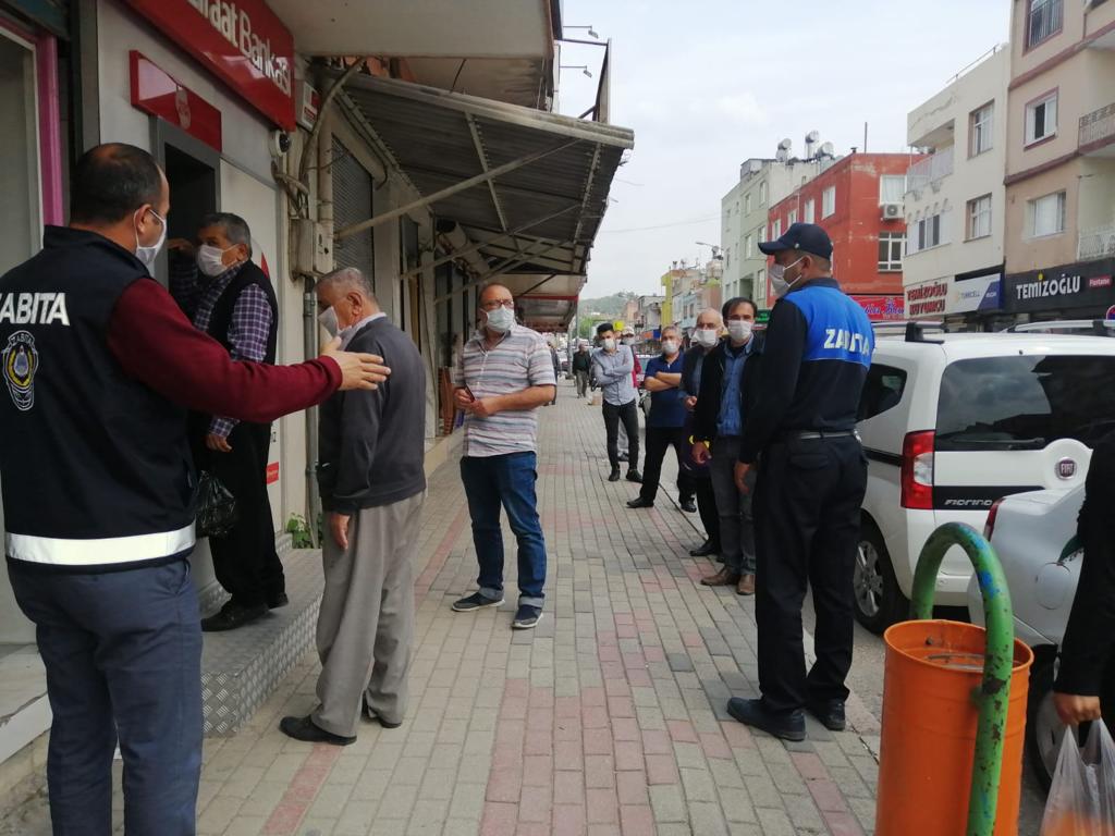 kadirlibel's tweet photo. Sizleri Koronavirüsten korumak için elimizden gelen herşeyi yapıyoruz ancak Görüyoruz ki cadde ve sokaklarda sosyal mesafe kuralları hiçe sayılıyor. Zabıtamız sürekli denetimlerde bulunuyor ancak uyarılara aldırış etmiyoruz. Lütfen dikkat edelim. https://t.co/wUegvrZfyR