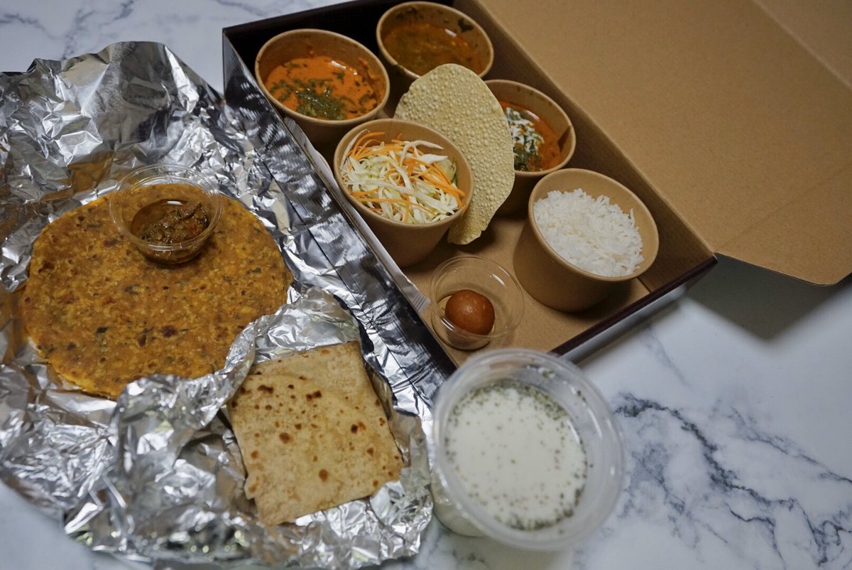 アジアハンター小林 食べ歩くインド 旅行人より8 5刊行 V Twitter 某所で入手した北インドのお弁当をインド食器に移し替える 全体的に全部美味いが とりわけテプラとチャースが素晴らしい