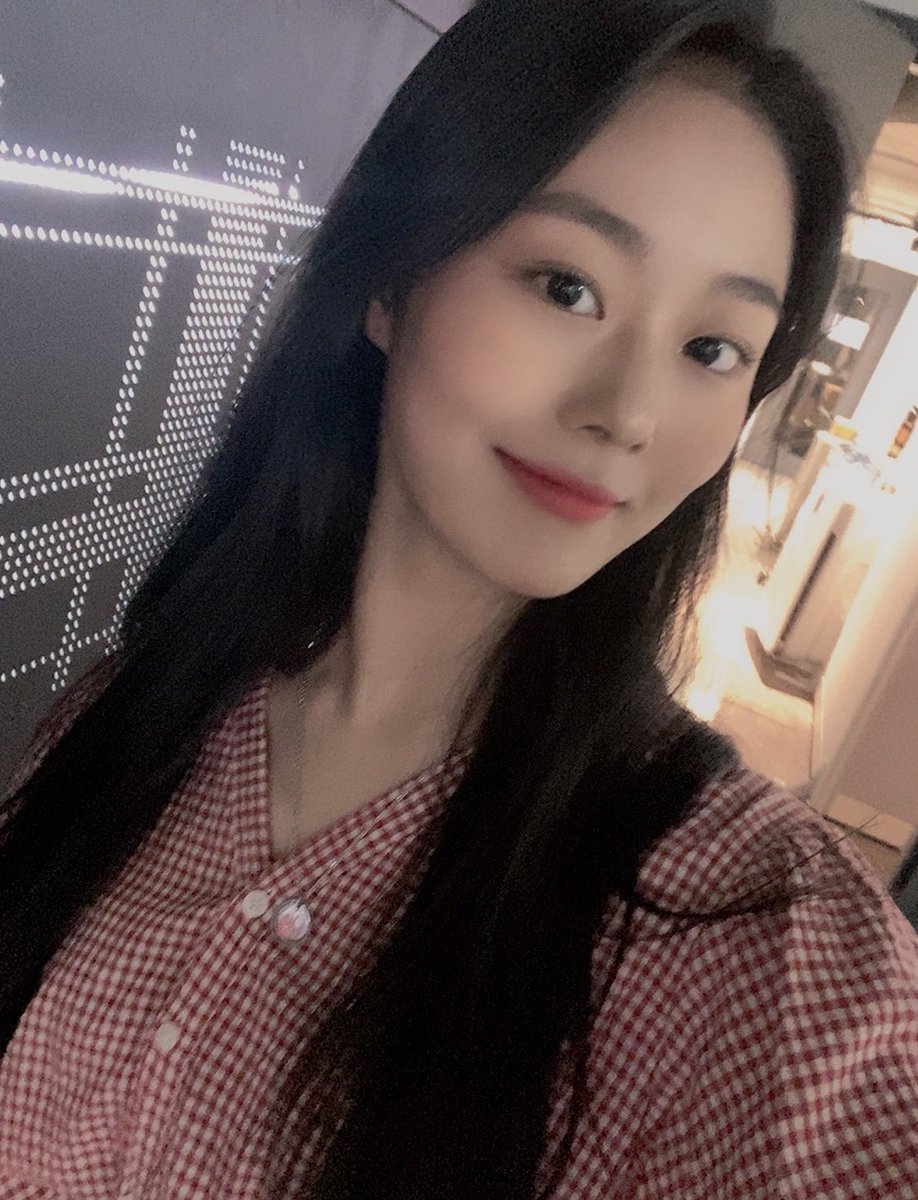 cherrybullet's tweet photo. [#채린 #CHAERIN] 오늘 날씨 너무 죠음🌞
룰렛 보고싶당🥰✨

#CherryBullet #체리블렛 https://t.co/sETAN1eXmM