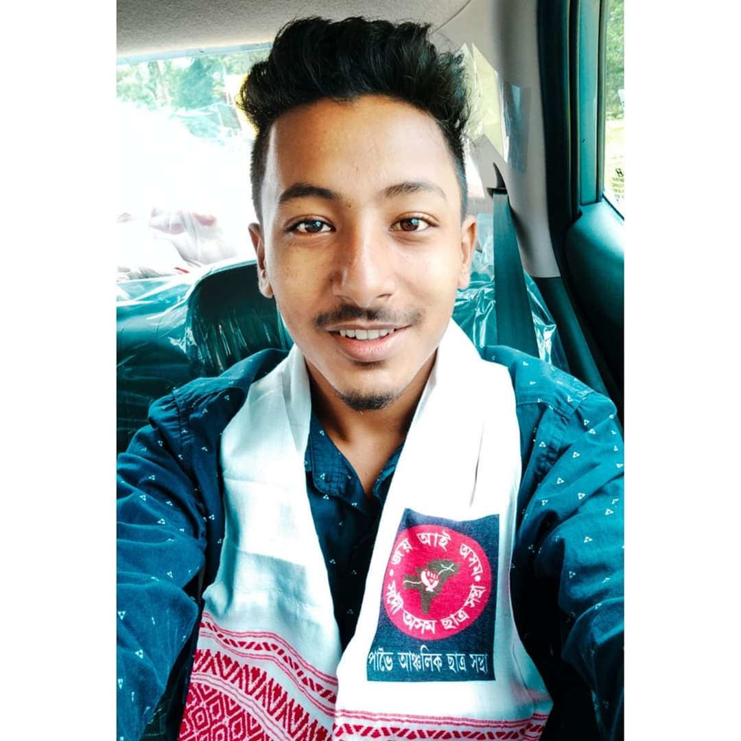 rid__er's tweet photo. #Breaking 
আছুৰ পাভৈ আঞ্চলিকৰ সভাপতি অভিজিত শইকীয়াৰ জিএনআৰচিত মৃত্যু। ভিতৰুৱা এলেকাত সাহাৰ্য বিতৰণ কৰিবলৈ গৈ পথ দুৰ্ঘটনাত পতিত হৈছিল। আজি সন্ধিয়া মৃত্যু হয় সভাপতিগৰাকীৰ। অভিজিত শইকীয়াৰ মৃত্যুত আছুৰ গভীৰ শোকপ্ৰকাশ। ২৩ এপ্ৰিলত দুৰ্ঘটনাত পতিত হৈছিল যুৱকজন। #Assam https://t.co/Bc9Ds5ZBOb