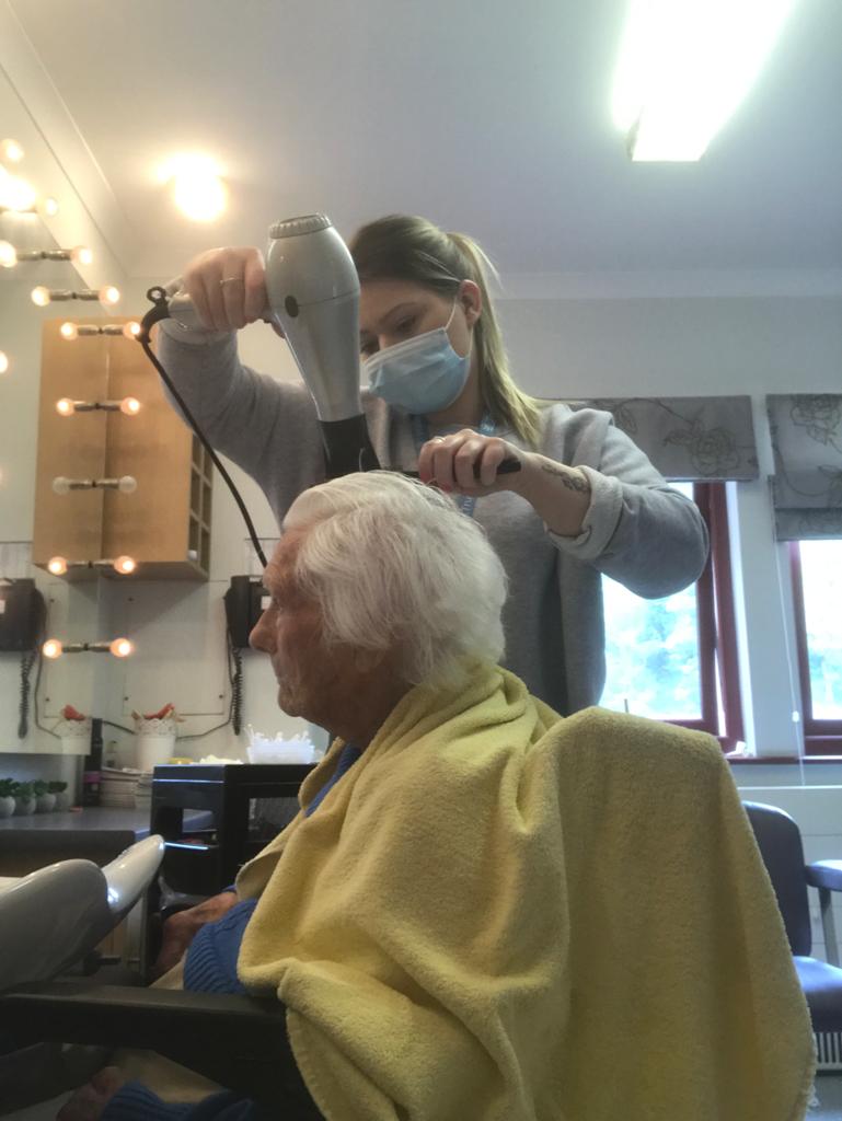 thermbi's tweet image. Many thanks to staff member Naomi at Shannon Court in #Surrey for making sure our residents continue to look glamorous. 💇‍♀️