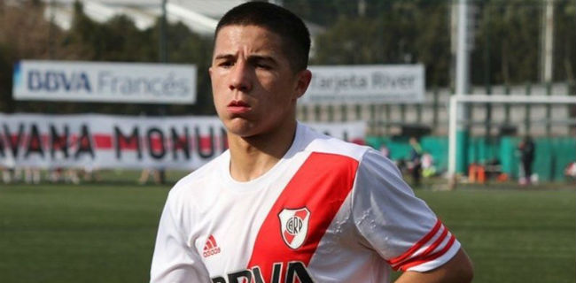RiverDLTribuna's tweet photo. #Juveniles 🐔
¿EL FUTURO MEDIOCAMPISTA DE #RIVER?
En un mano a mano con #RDLT Enzo Fernandez habló de todo.
👉 https://t.co/WnL1tm6aMv https://t.co/WfOcRgaJqt