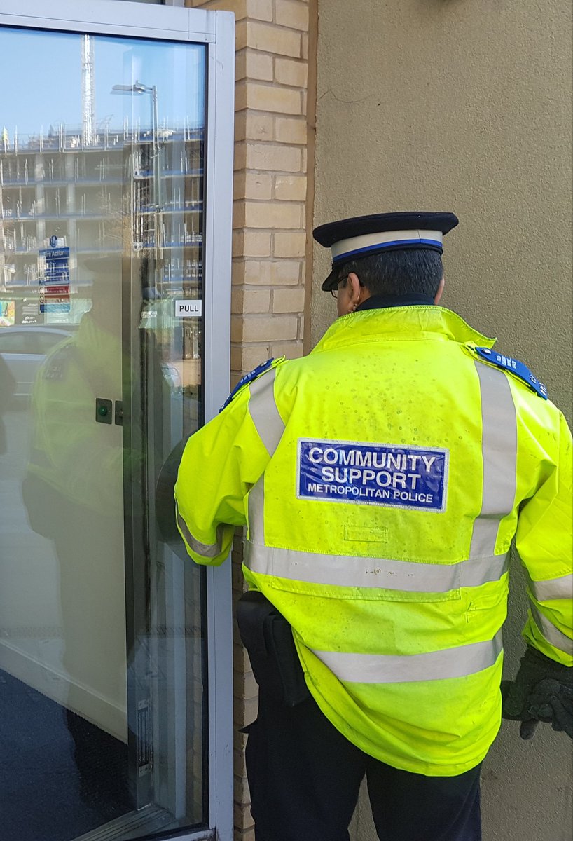 MPSWoodberryDwn's tweet photo. Spreading out our presence on #WoodberryDown, #PCSOZaka patrolled separately to #PCStrange and I and started earlier. Being the hardworking one man response team and #SuperPCSO that he is, he responded to a #Domestic in progress call and calls to a #Drug dealer on #SevenSistersRd https://t.co/qeLyCea4NQ