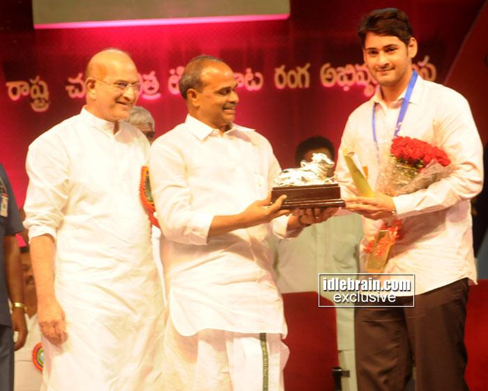 YSJaganTrends's tweet photo. Only film ran for 175 days in 2 theatres, 100 days in 17 theatres &amp; 50 days in 19 theatres

Rewritten the History of Telugu Cinema !
@urstrulyMahesh Anna 💙💙

YSR Garu was also a Big fan of Krishna Garu!

#14YearsForSouthIndiaIHPokiri https://t.co/adqvQJaAzL