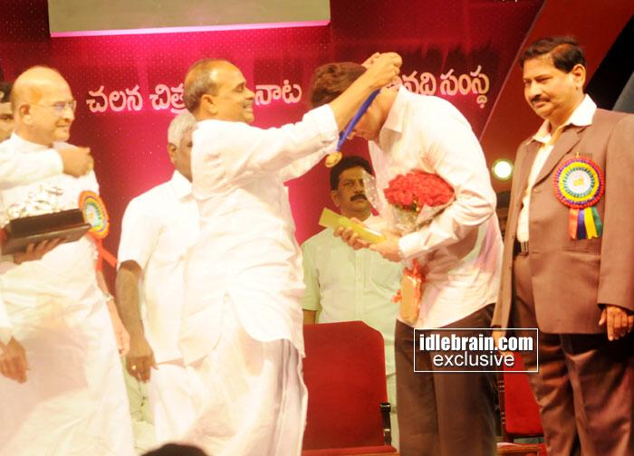 YSJaganTrends's tweet photo. Only film ran for 175 days in 2 theatres, 100 days in 17 theatres &amp; 50 days in 19 theatres

Rewritten the History of Telugu Cinema !
@urstrulyMahesh Anna 💙💙

YSR Garu was also a Big fan of Krishna Garu!

#14YearsForSouthIndiaIHPokiri https://t.co/adqvQJaAzL